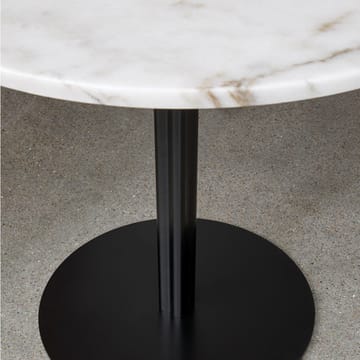 Harbour Column spisebord - marble offwhite, Ø105 cm, sort stel - Audo Copenhagen