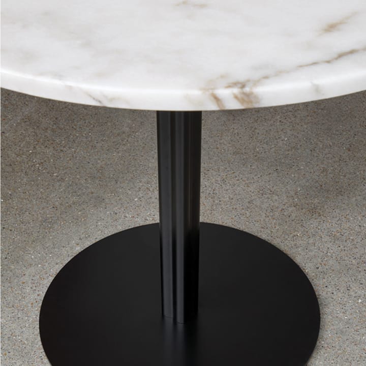 Harbour Column spisebord, marble offwhite, Ø105 cm, sort stel Audo Copenhagen