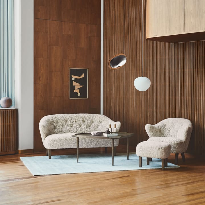 Ingeborg 2,5-pers. sofa, fåreskind sahara, ben røget eg Audo Copenhagen