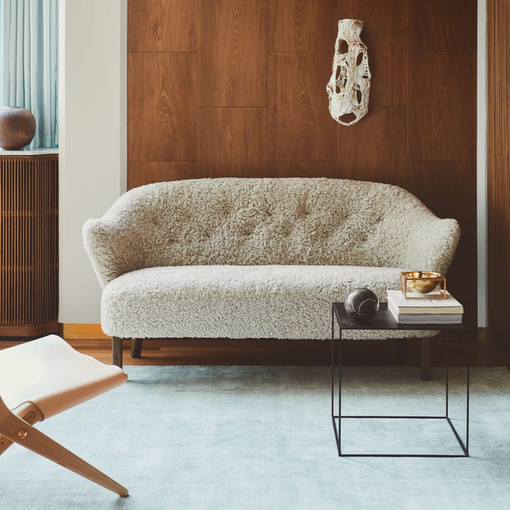 Ingeborg 2,5-pers. sofa, fåreskind sahara, ben røget eg Audo Copenhagen