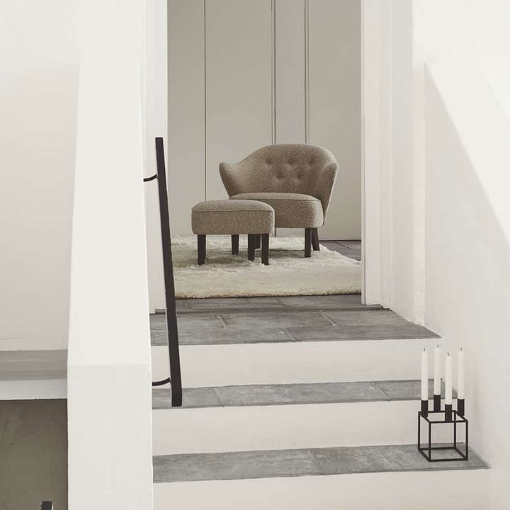 Ingeborg lænestolspakke, stof SahcoZero beige, inkl. fodskammel, ben røget egetræ Audo Copenhagen