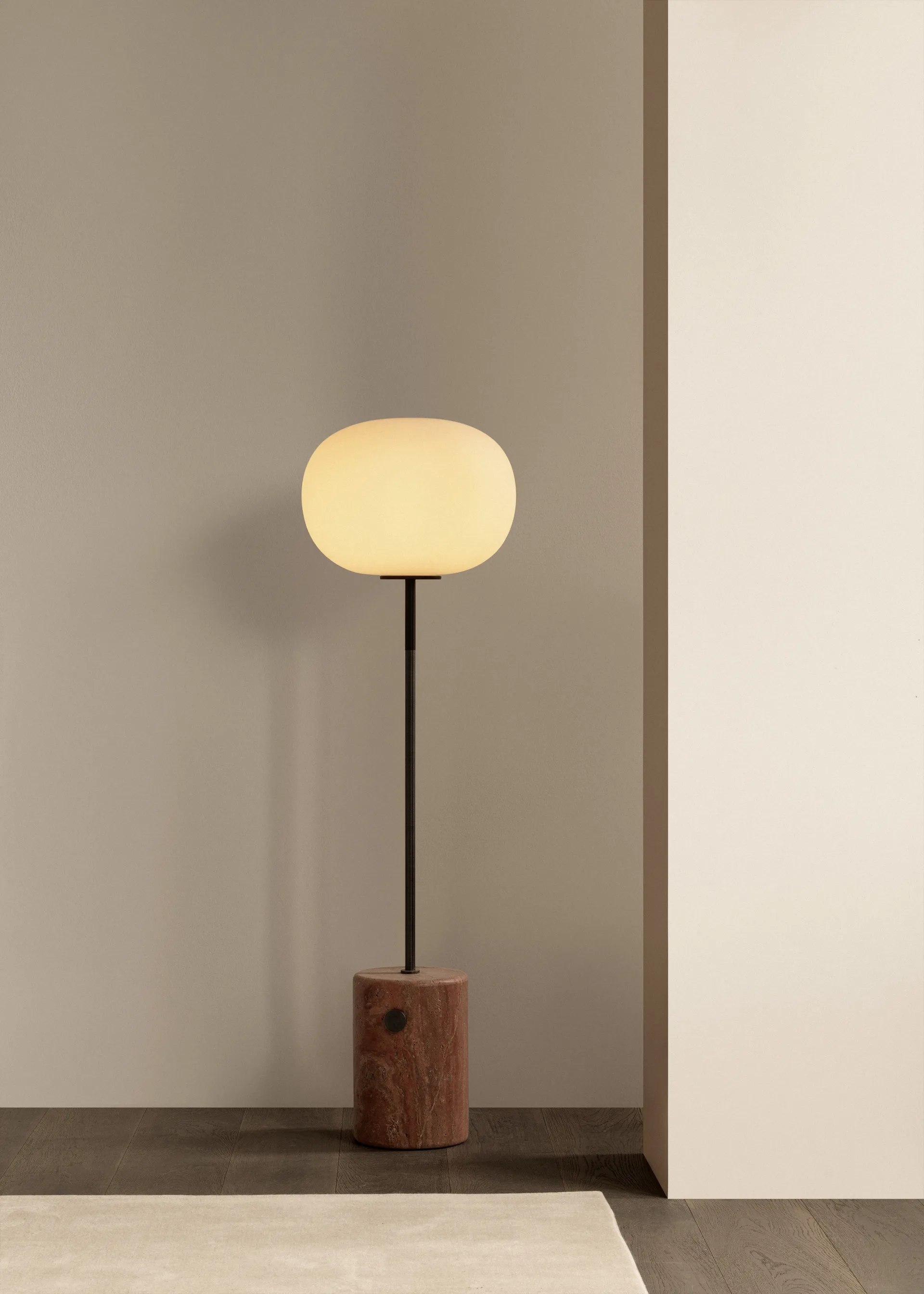 JWDA gulvlampe, Red travertine, 130 cm Audo Copenhagen