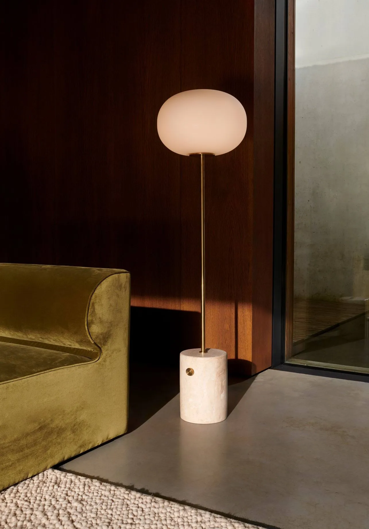JWDA gulvlampe, Travertin-børstet messing, 130 cm Audo Copenhagen