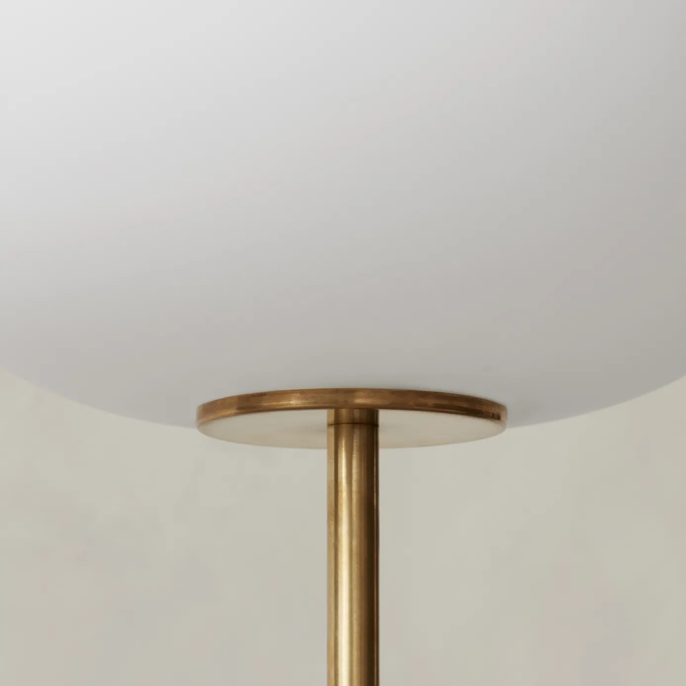 JWDA gulvlampe, Travertin-messing, 150 cm Audo Copenhagen