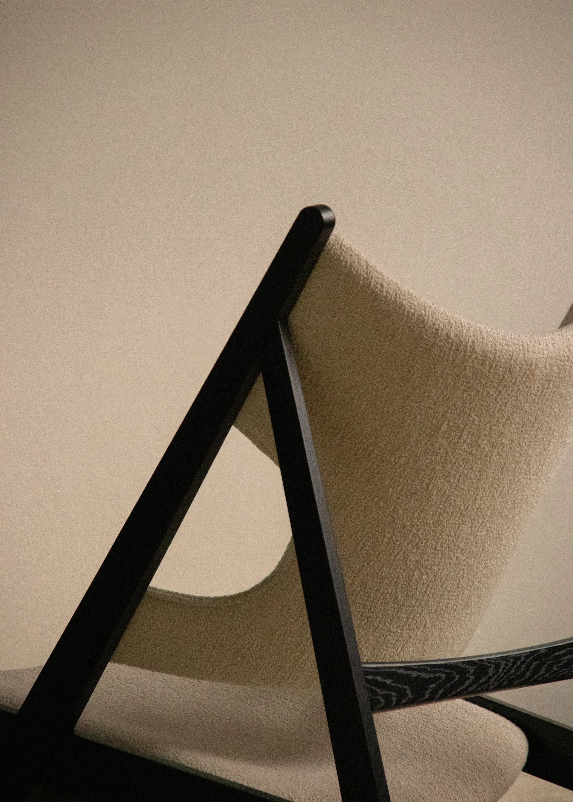 Knitting loungelænestol, Barnum Bouclé 24-sort eg Audo Copenhagen