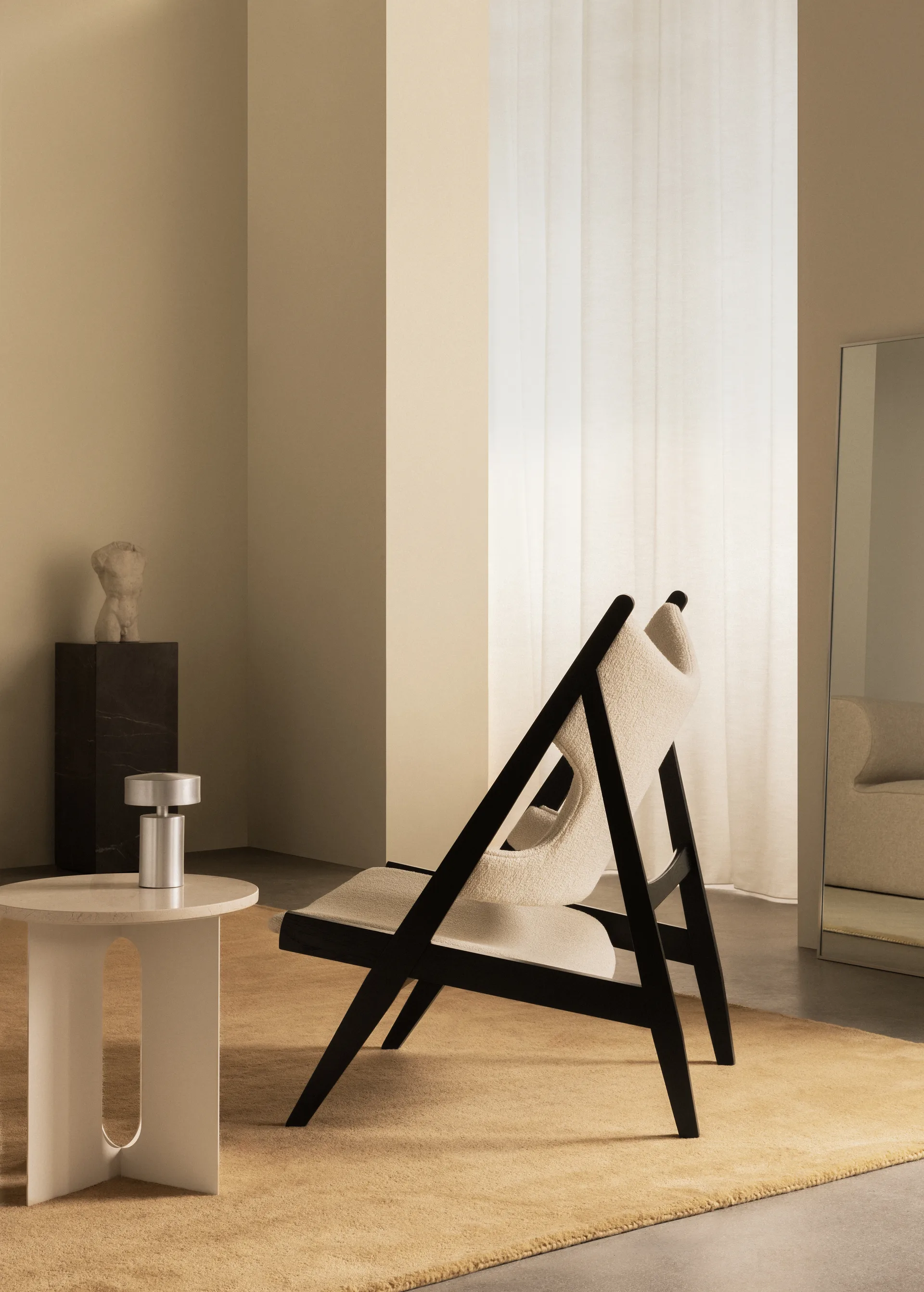 Knitting loungelænestol, Barnum Bouclé 24-sort eg Audo Copenhagen