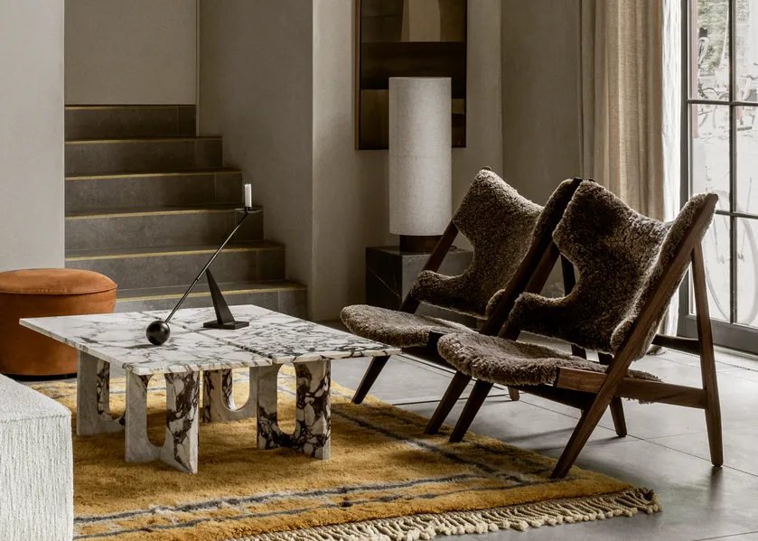 Knitting loungelænestol, fåreskind sahara, understel i valnød Audo Copenhagen