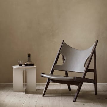 Knitting loungelænestol - fåreskind sahara, understel i valnød - Audo Copenhagen