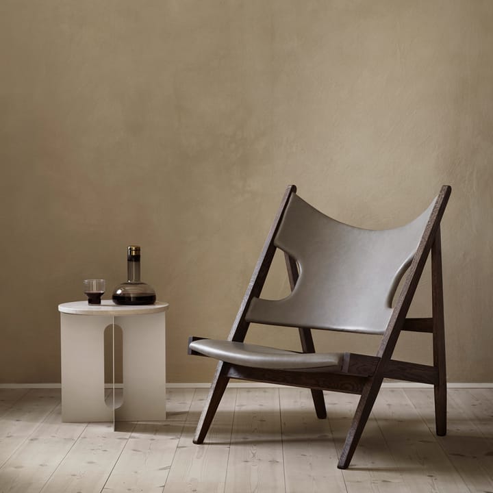 Knitting loungelænestol, fåreskind sahara, understel i valnød Audo Copenhagen