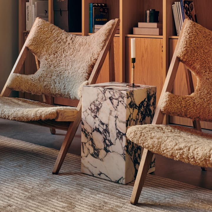 Knitting loungelænestol, fåreskind sahara, understel i valnød Audo Copenhagen