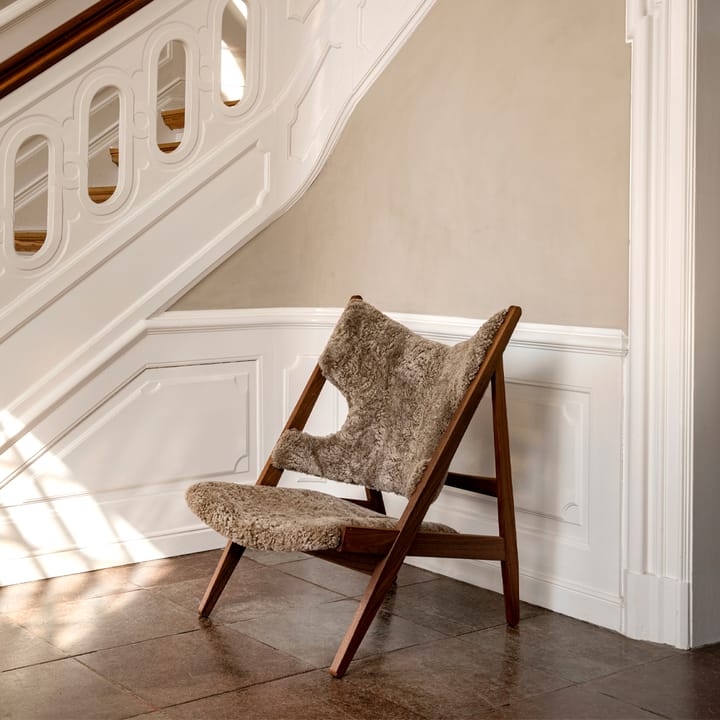 Knitting loungelænestol, fåreskind sahara, understel i valnød Audo Copenhagen