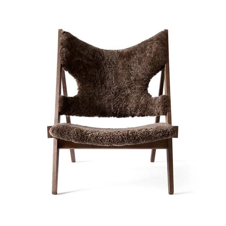 Knitting loungestol - Fåreskind curly root mørkebrun-stel mørkbejdset eg - Audo Copenhagen