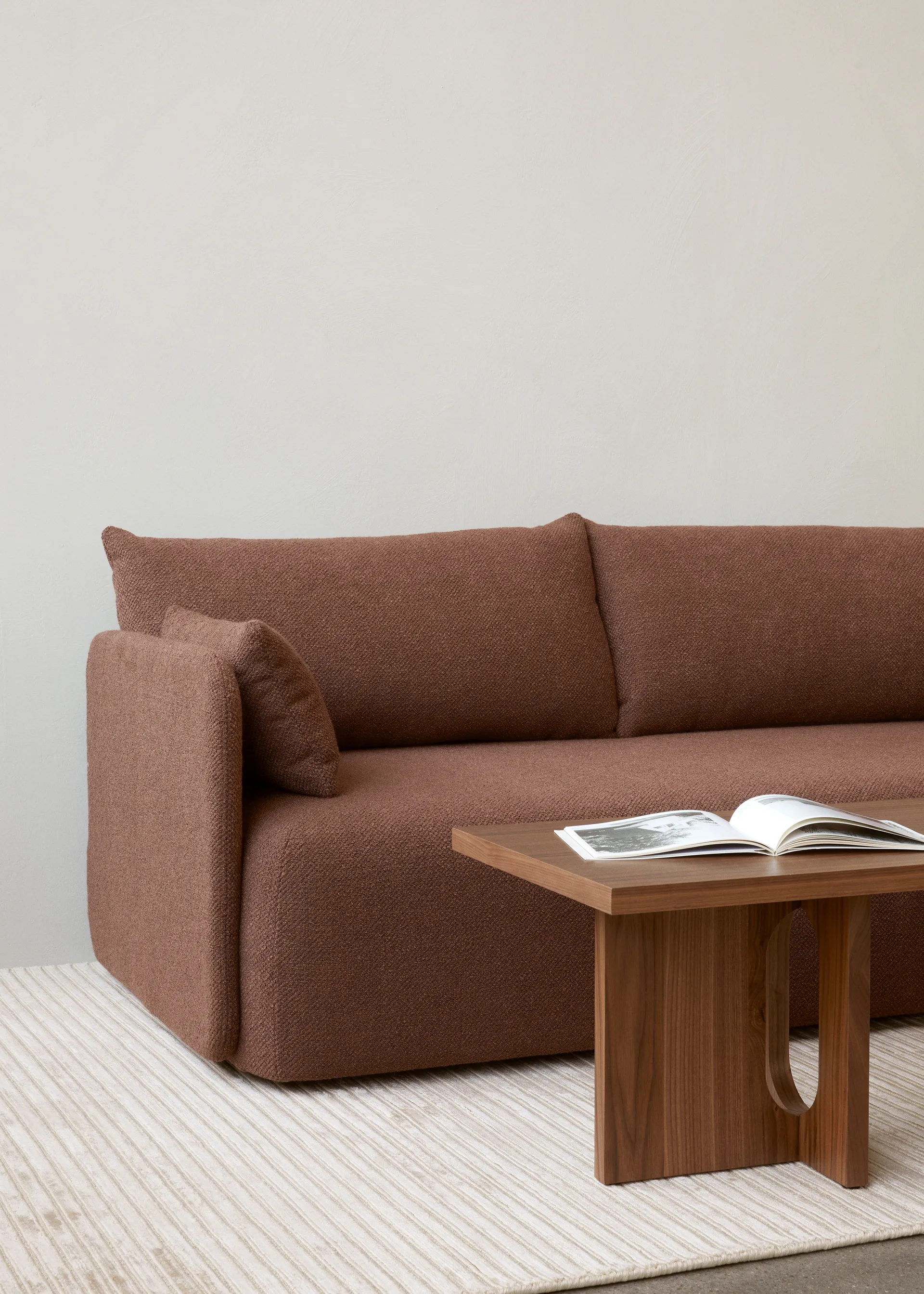 Offset sofa 2-personers, Audo Bouclé 08 Bordeaux Audo Copenhagen