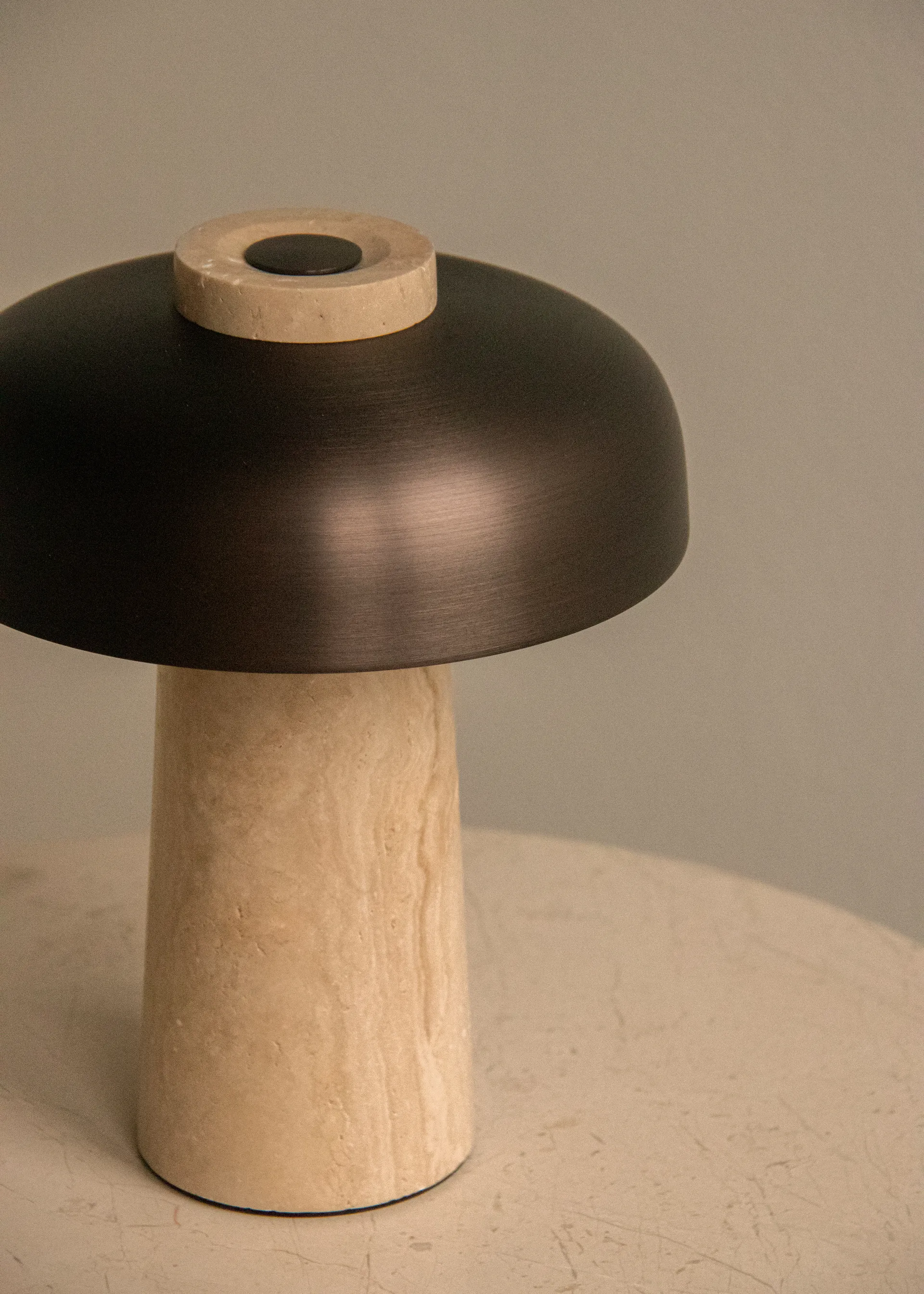 Reverse bærbar bordlampe 24,5 cm, Travertine-bronzed aluminium Audo Copenhagen