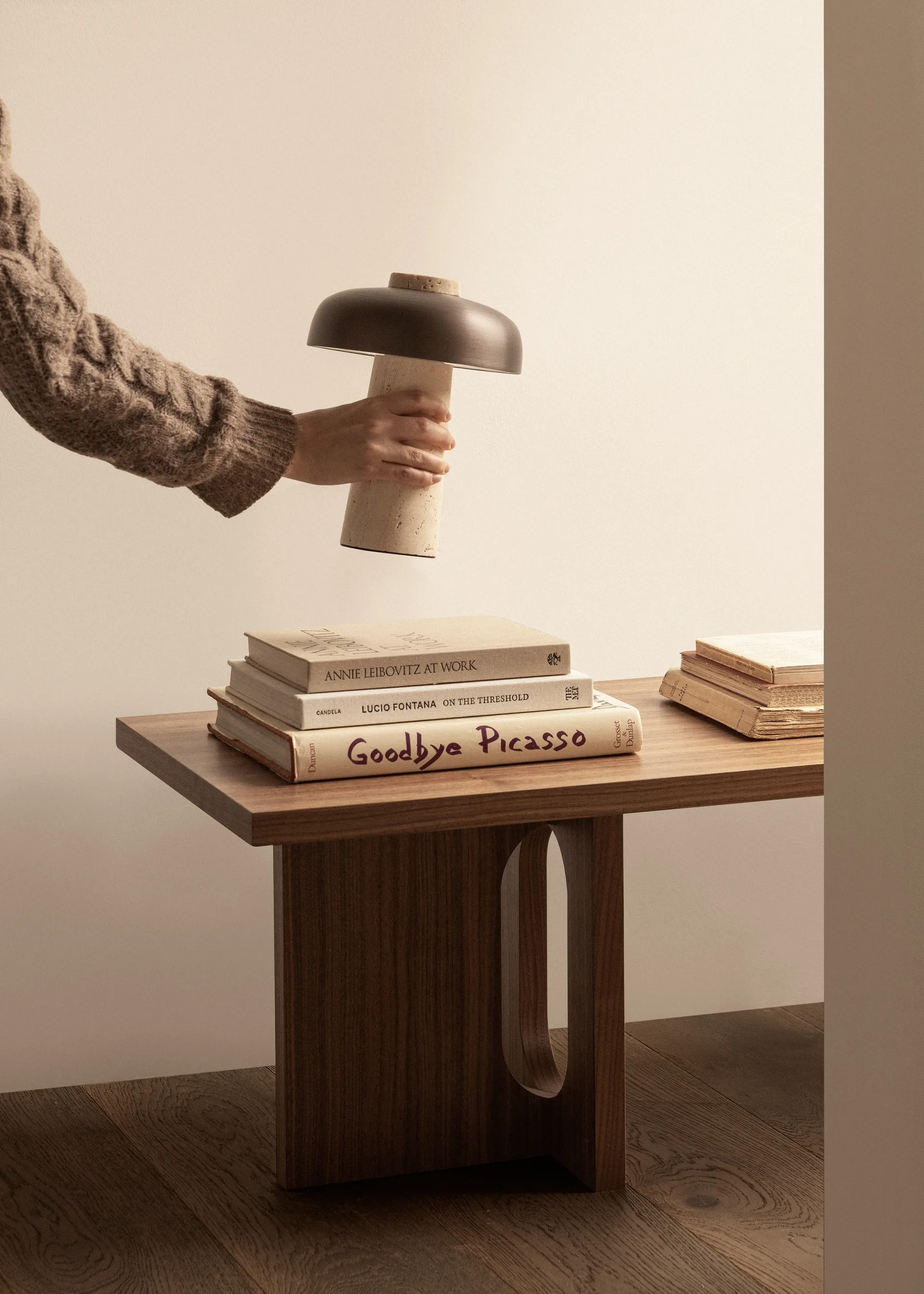 Reverse bærbar bordlampe 24,5 cm, Travertine-bronzed aluminium Audo Copenhagen