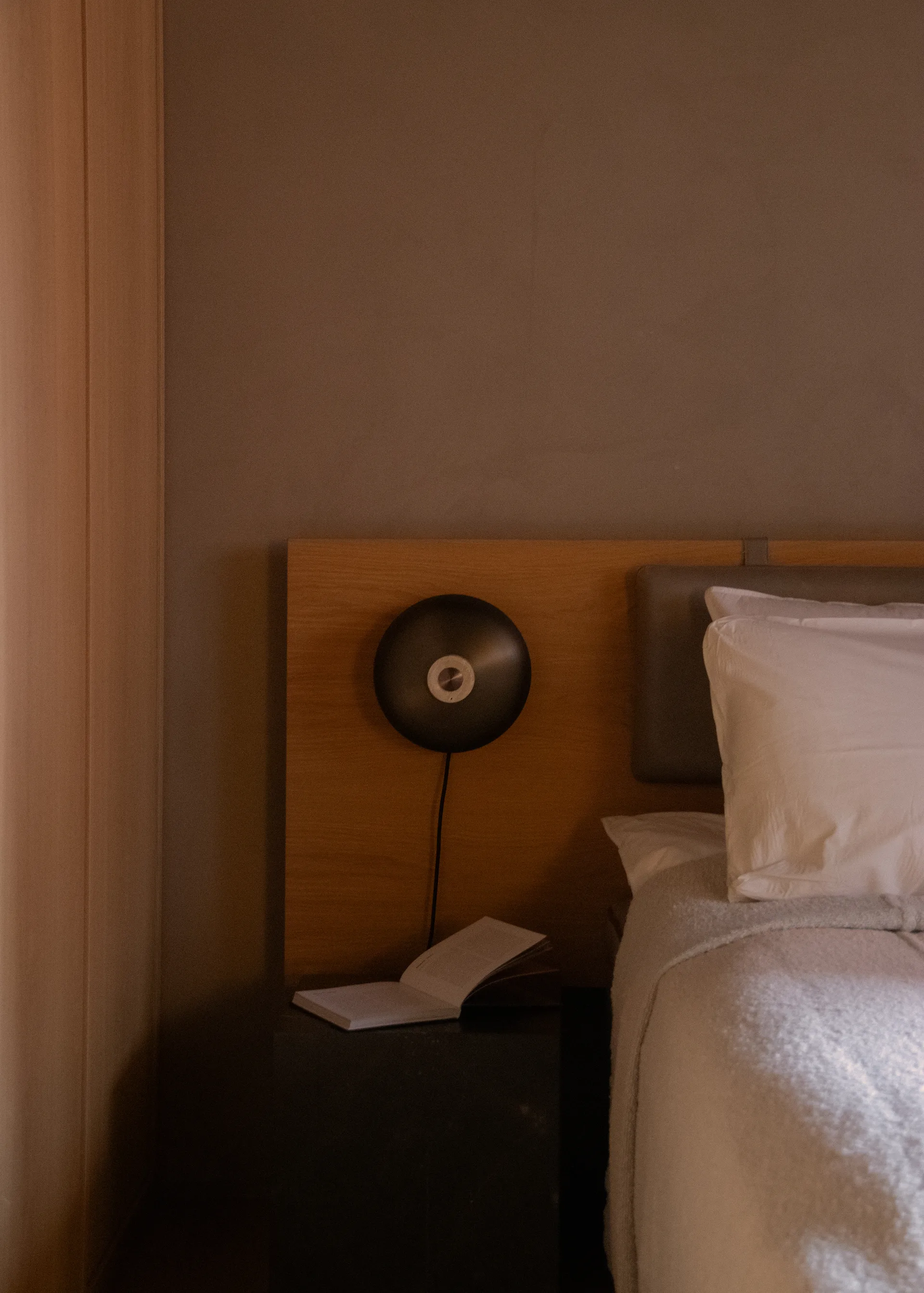 Reverse væglampe, Bronzed aluminium Audo Copenhagen