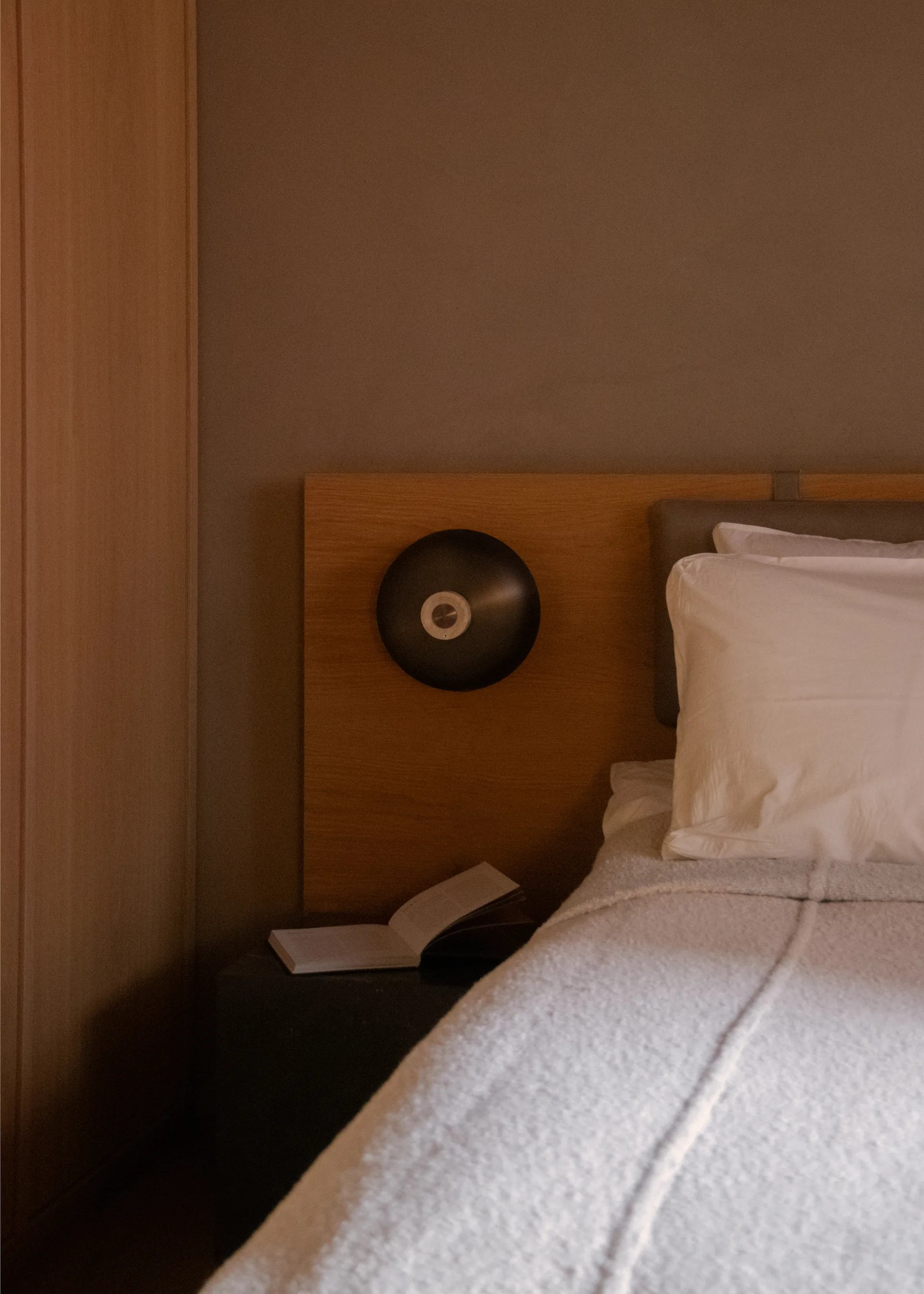 Reverse væglampe fast installation, Bronzed aluminium Audo Copenhagen