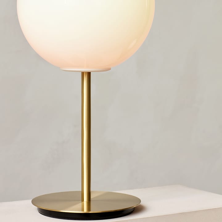 TR Bulb bordlampe - opal shiny, lampefod i grå marmor - Audo Copenhagen