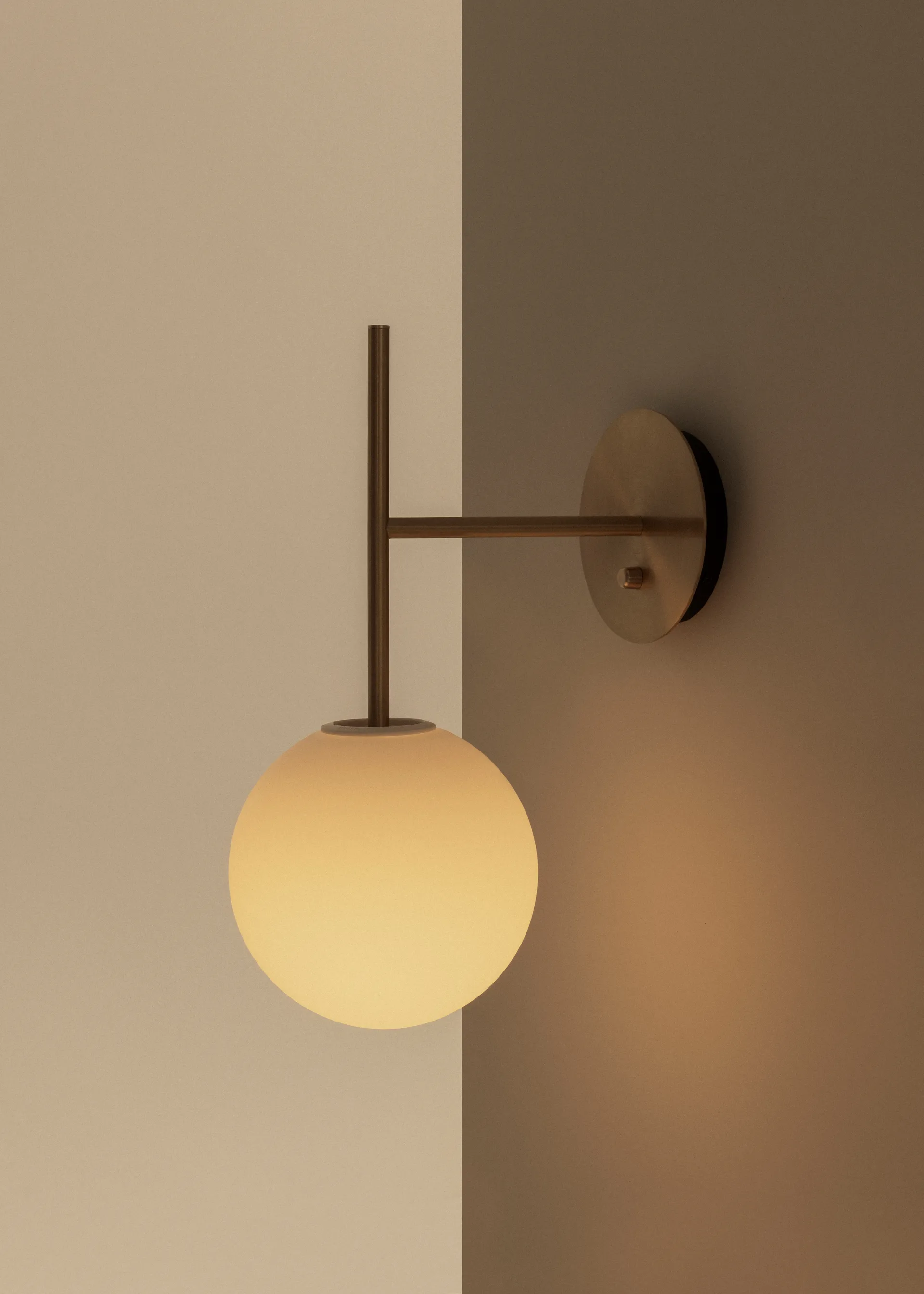 TR Bulb Suspended væglampe, Brushed brass Audo Copenhagen
