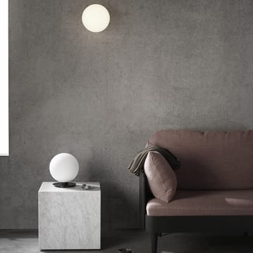 TR Bulb væglampe - opal shiny, vægplade i grå marmor - Audo Copenhagen