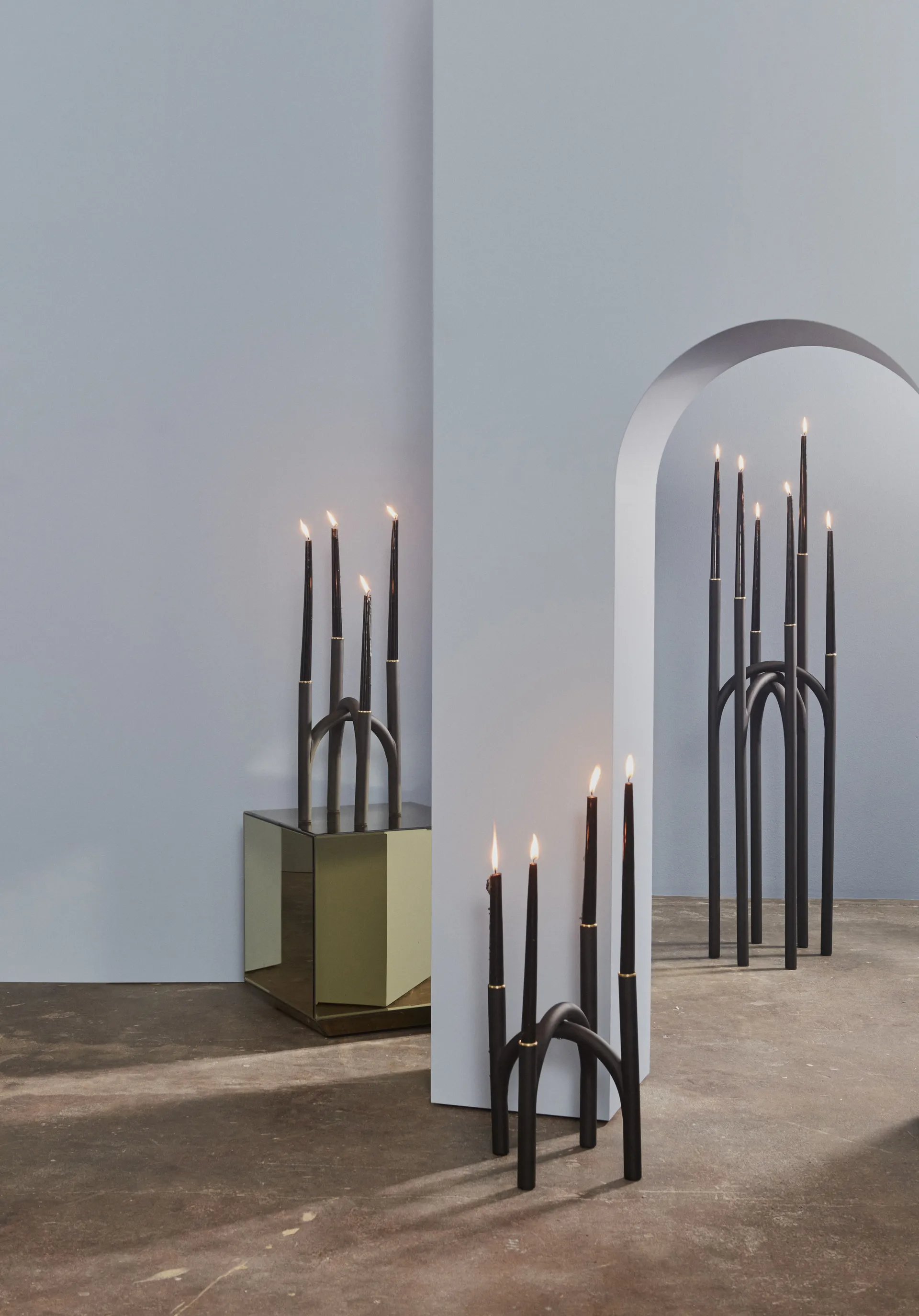 Angui lysestage 34 cm, Sort/Guld AYTM