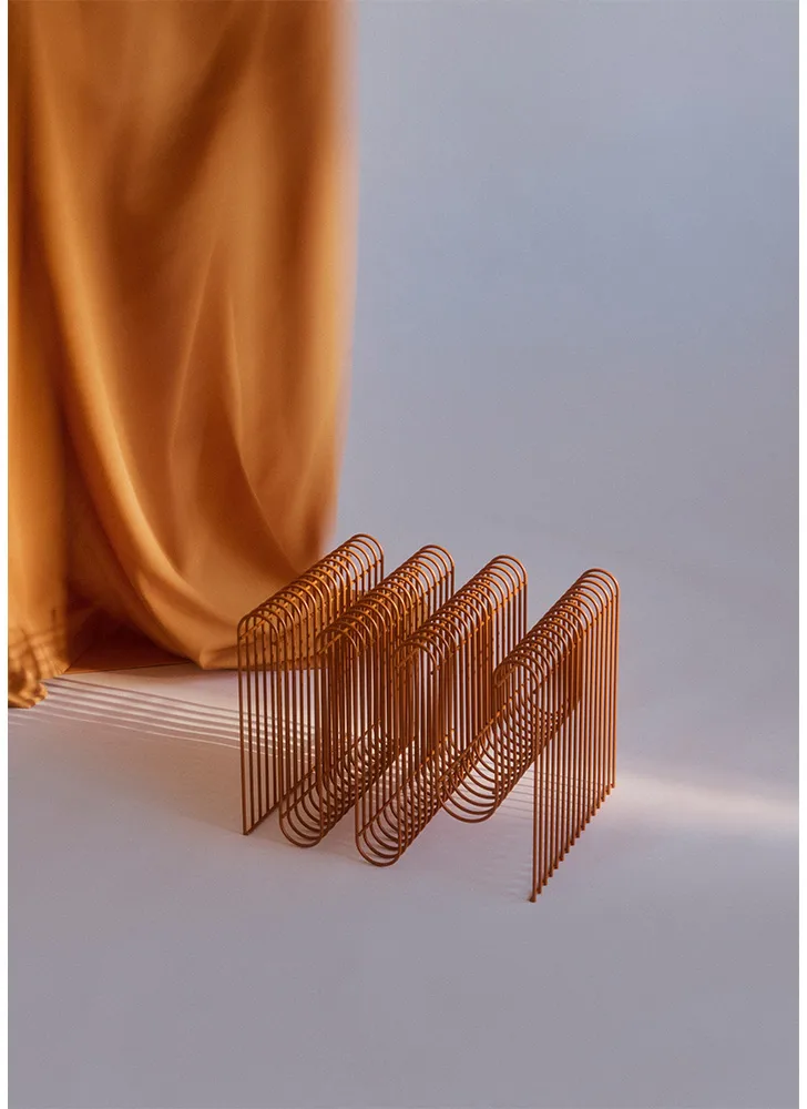 Curva avisholder, Amber AYTM