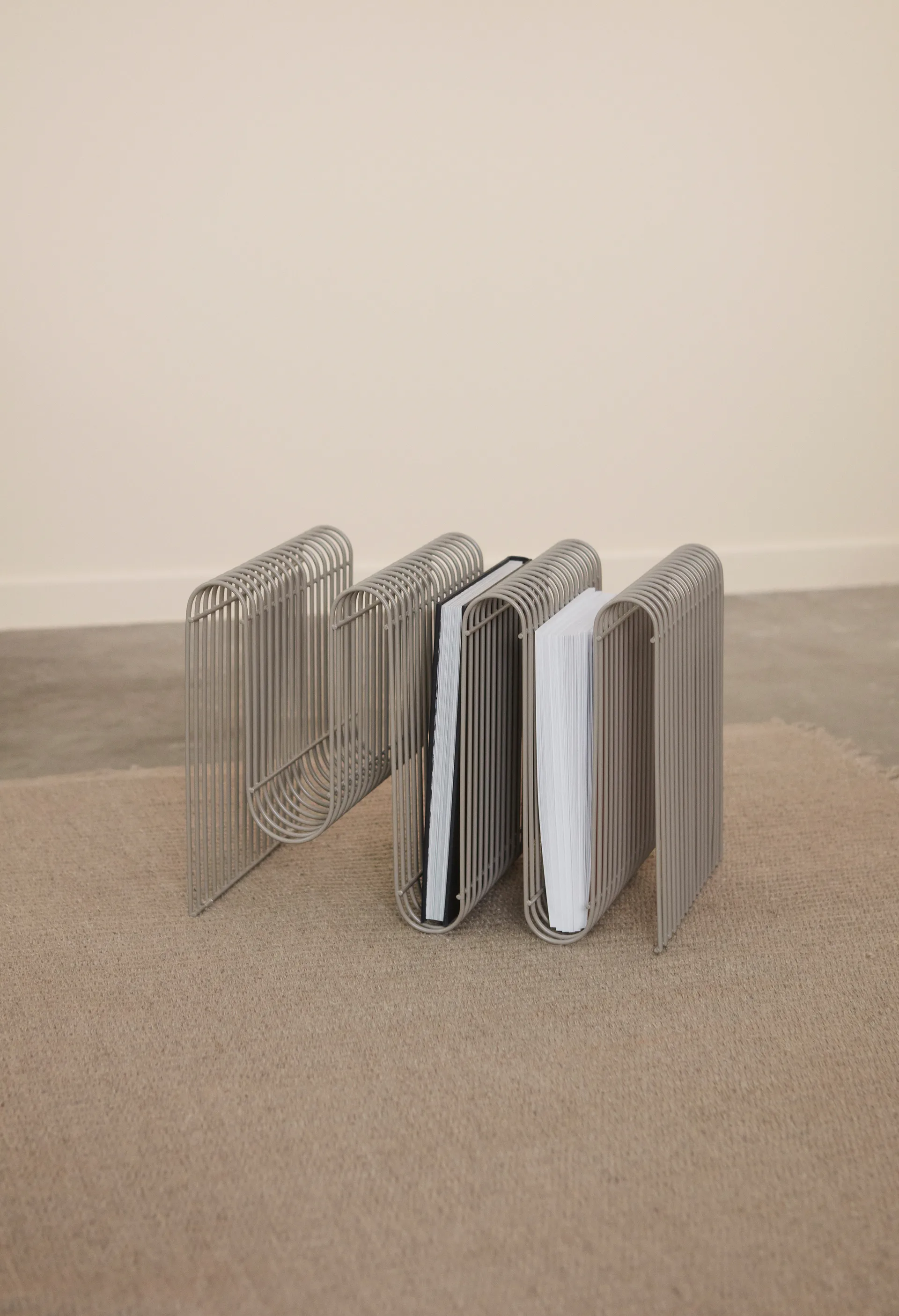 Curva avisholder, Taupe AYTM