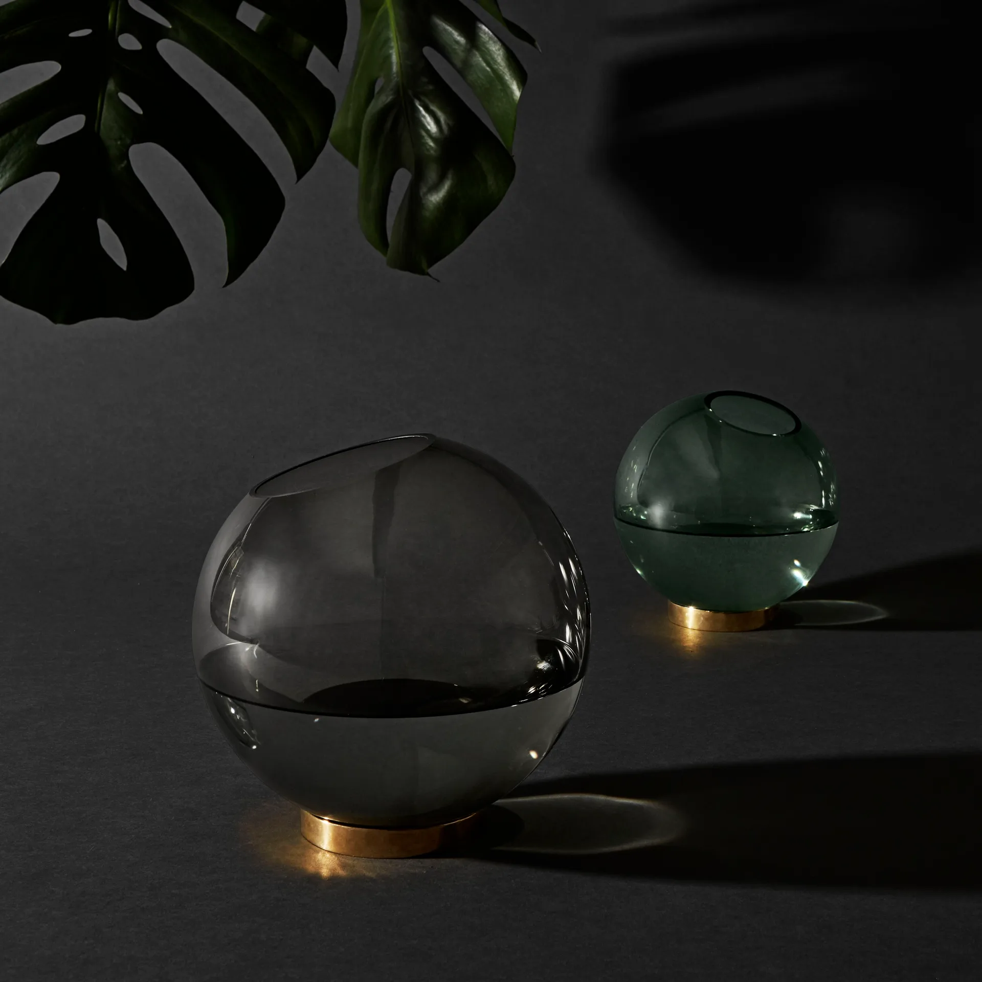 Globe vase large, sort-messing AYTM