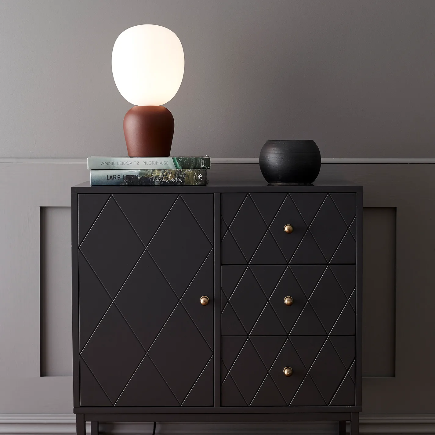 Buddy bordlampe opalglas, Mørk rust (rødbrun) Belid