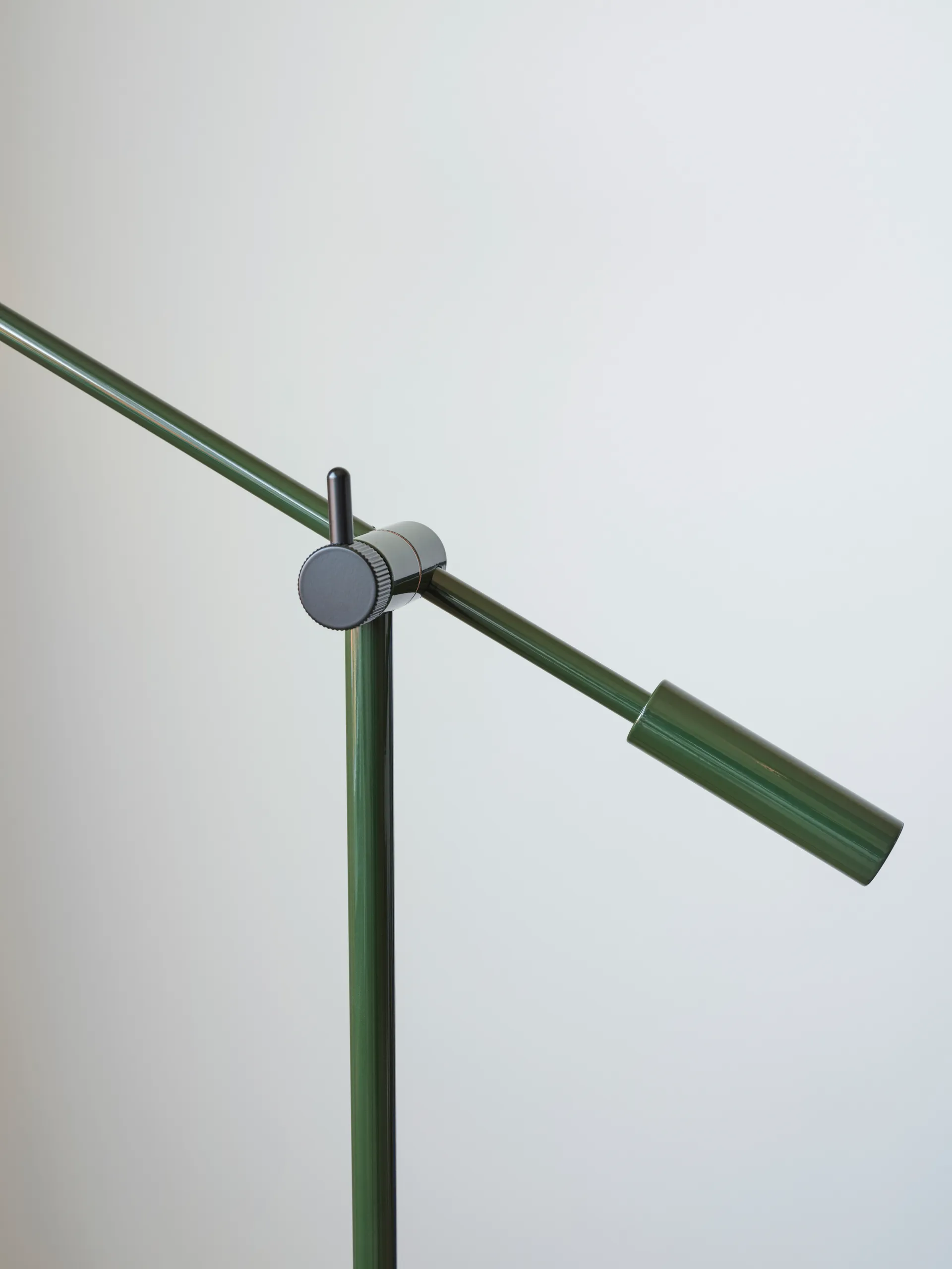 Cato gulvlampe 134 cm, Blank skovgrøn-matsort Belid