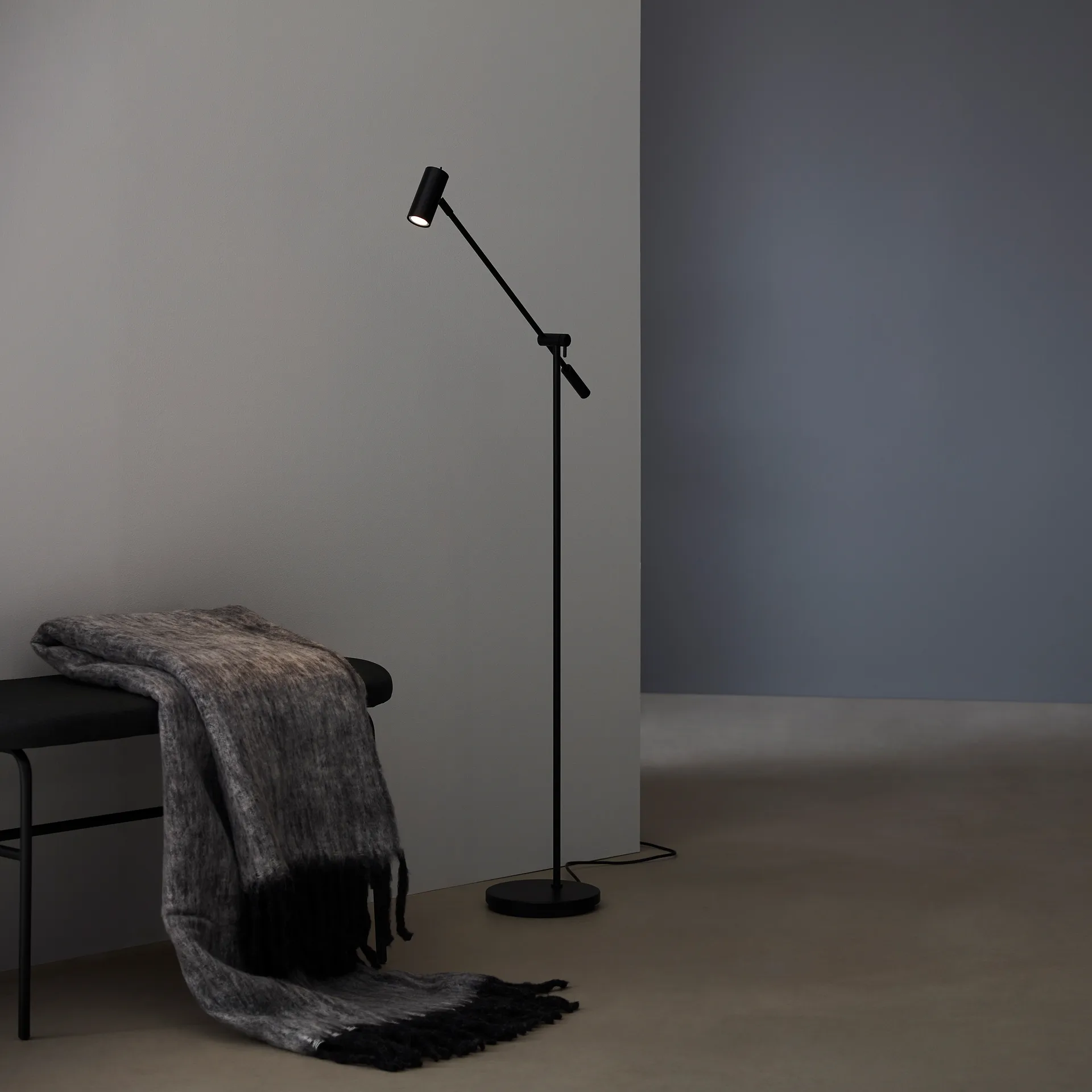 Cato gulvlampe, Sort Belid