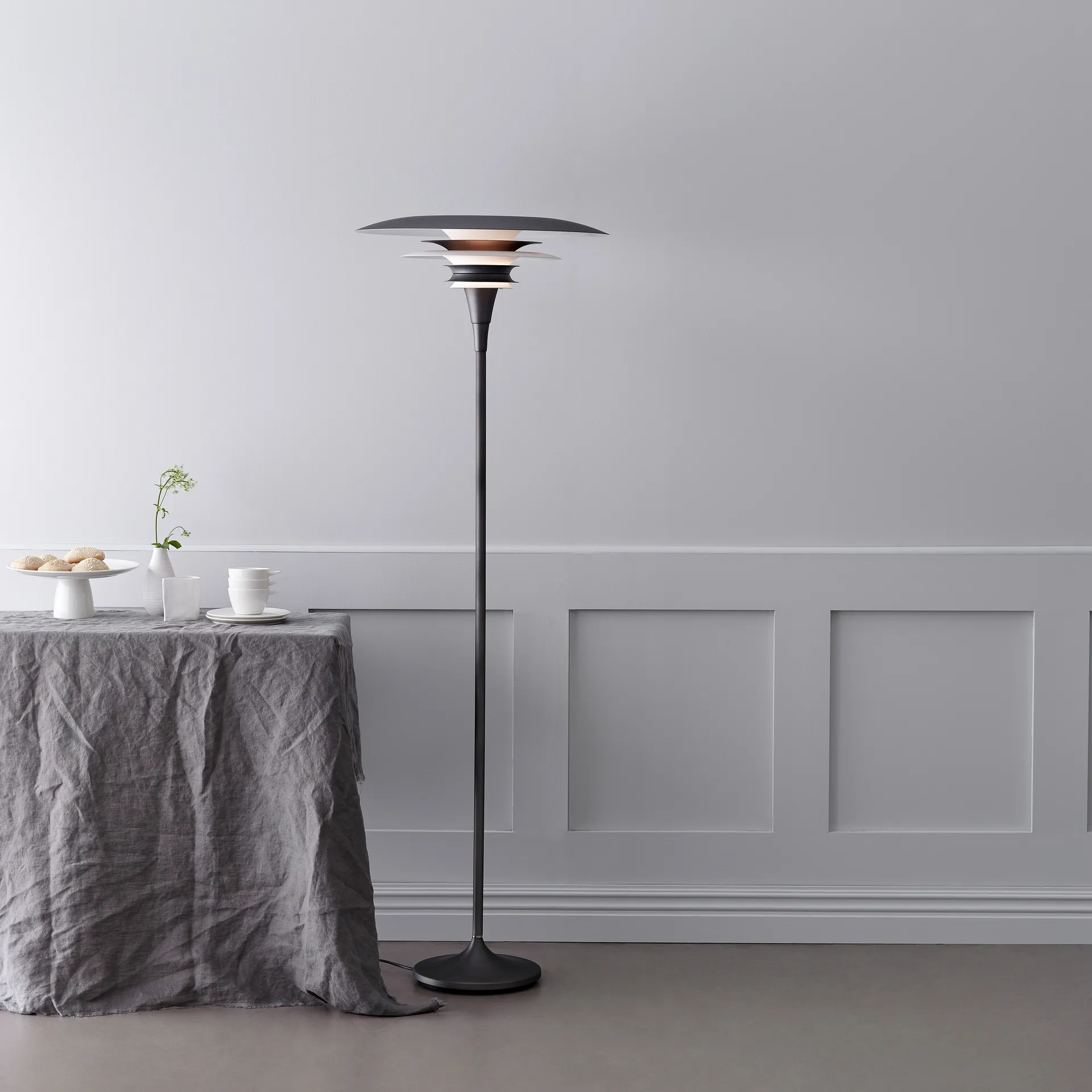 Diablo gulvlampe Ø30 cm, Matsort/Blankrød Belid