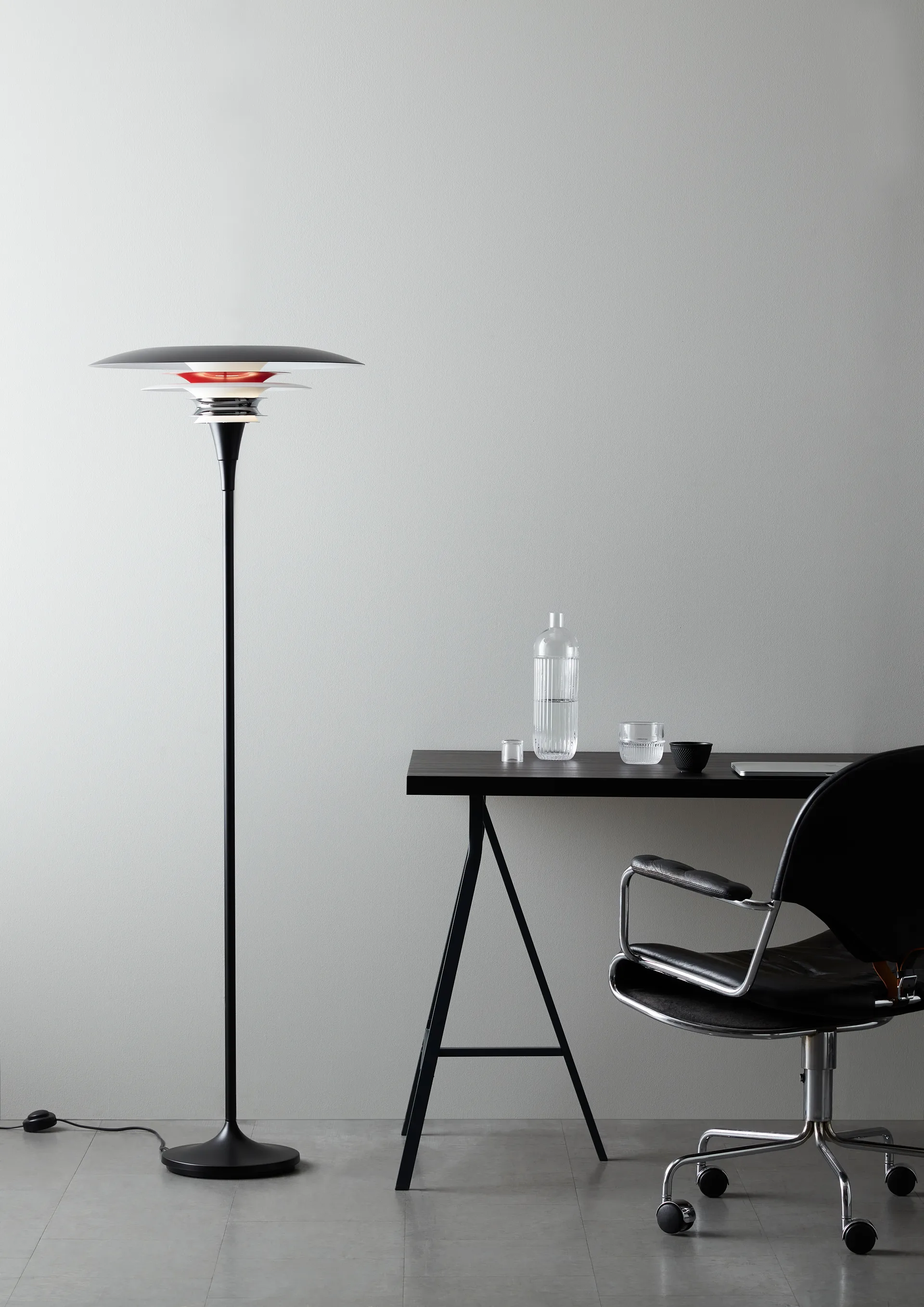 Diablo gulvlampe Ø50 cm, Matsort/Blankrød  Belid
