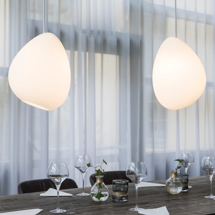 Ocean loftslampe opalglas - Hvid tekstilledning - Belid