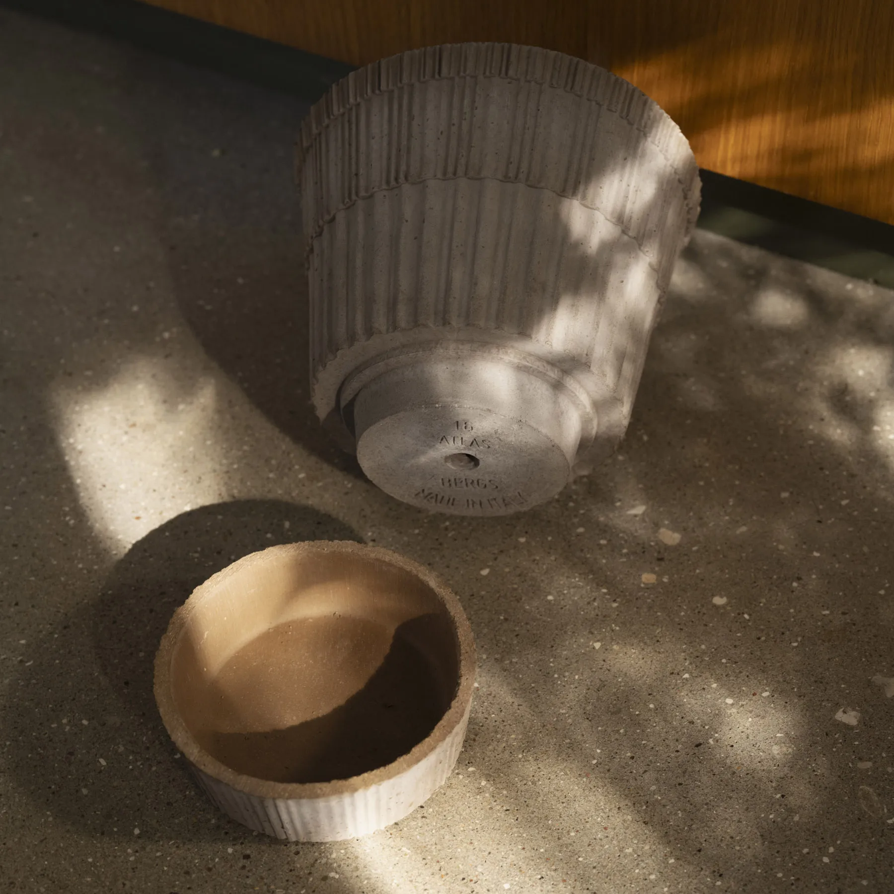 Atlas raw krukke med fad, Grey, Ø14 cm Bergs Potter