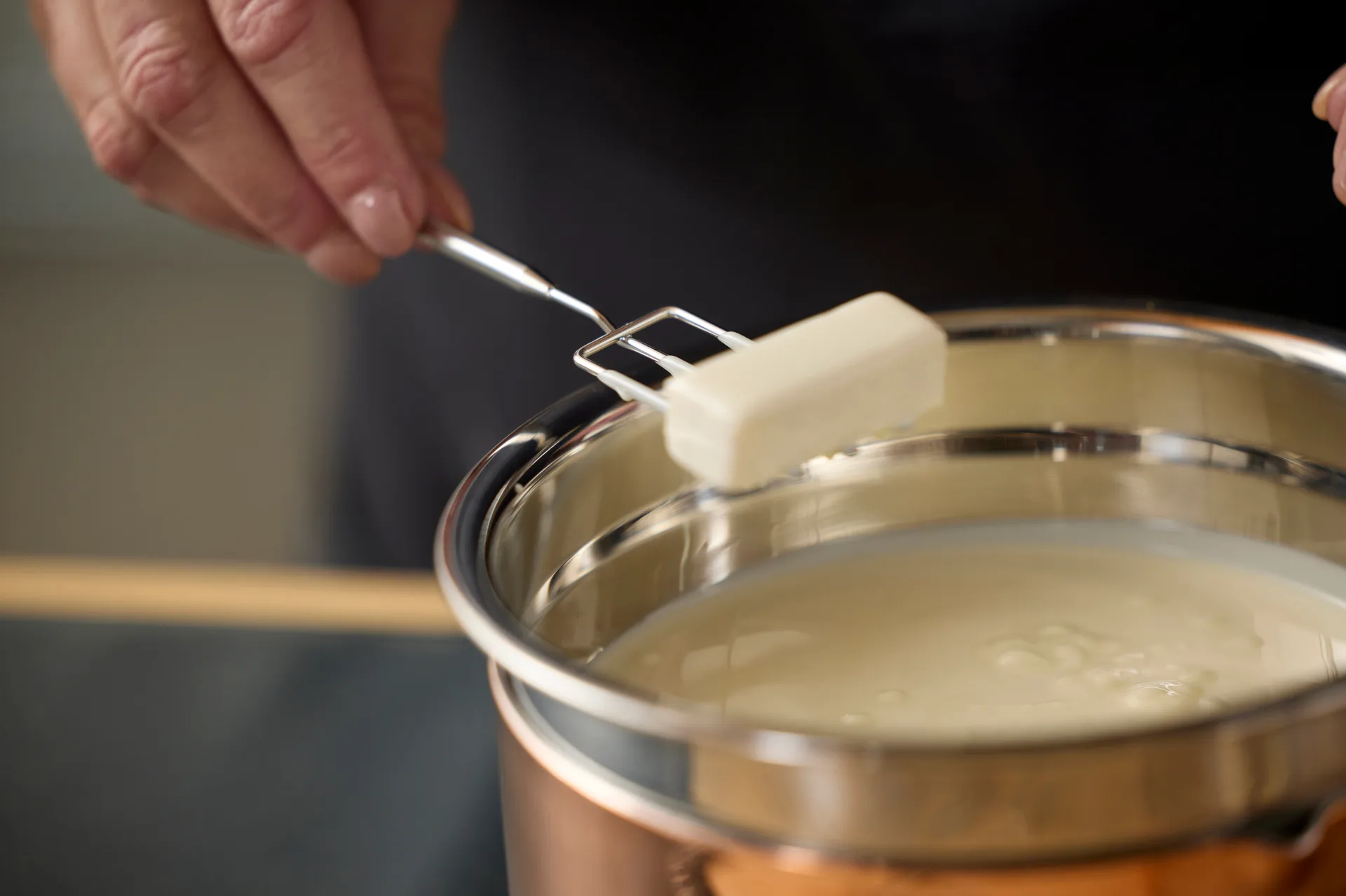 Blandingsskål med silikonebund latte, 1,5 liter Blomsterbergs