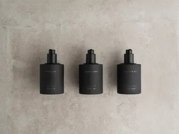 Kirei glasflasker inkl. vægholder 3-pak - Smoke, limmonteret - blomus