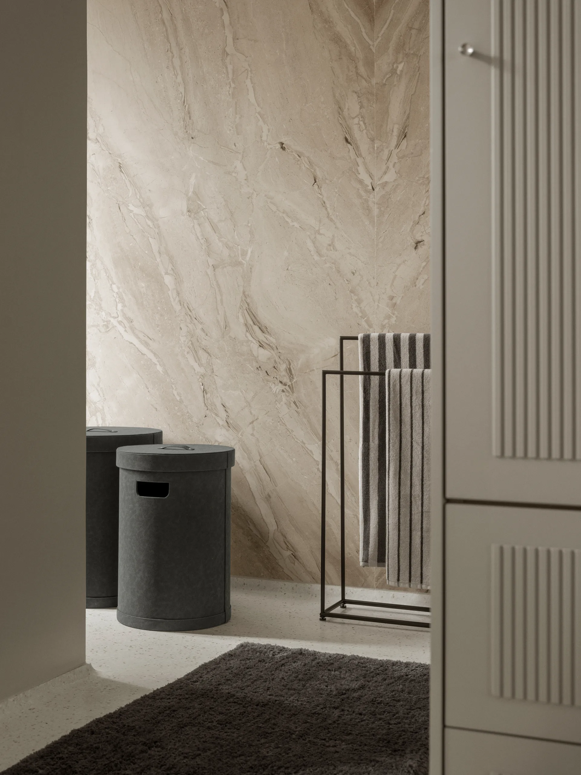 Modo håndklædeholder, Black, 86x60x18,5 cm blomus
