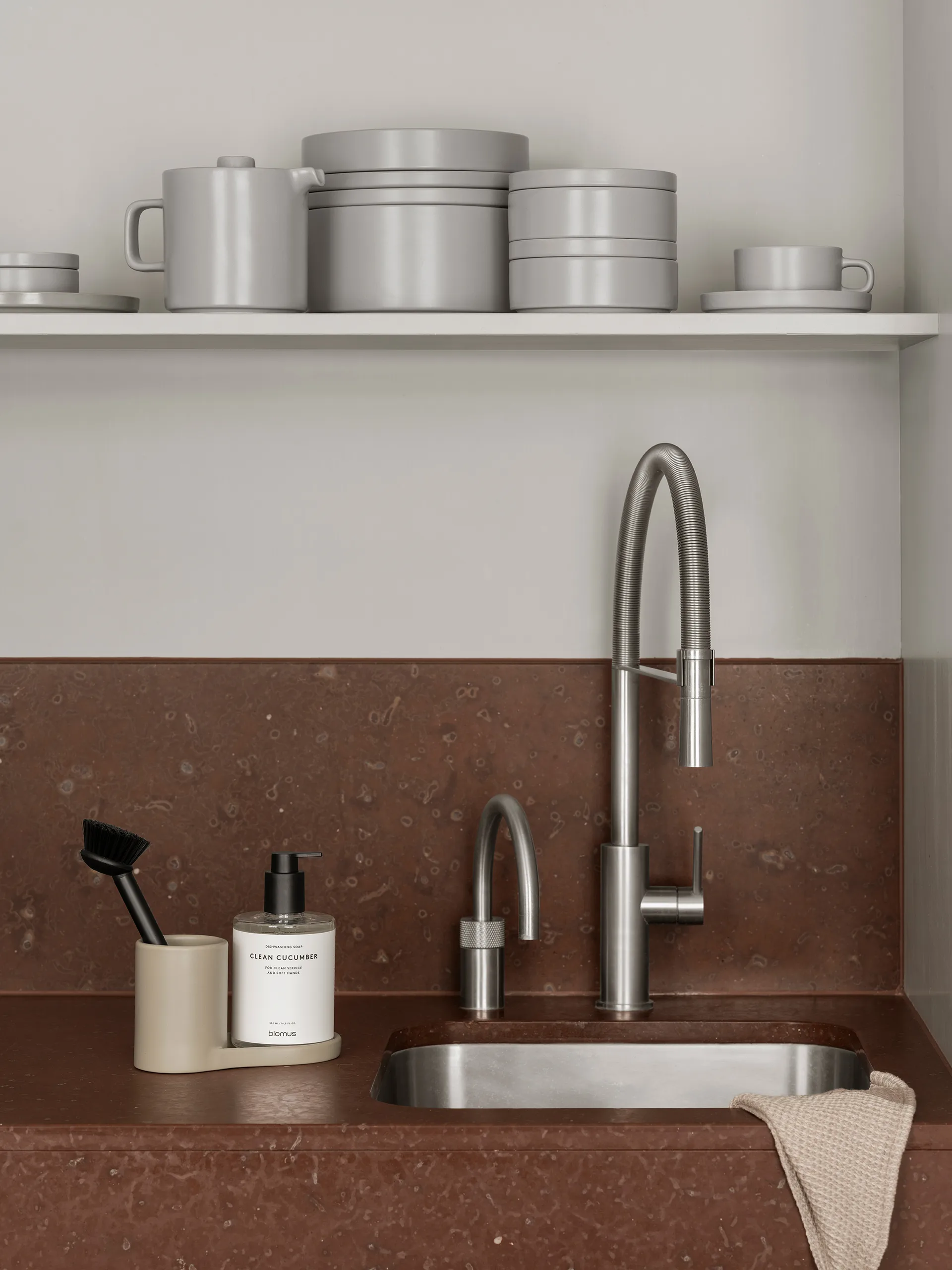 Piro opvaskebørste- og sæbeholder, Nomad blomus