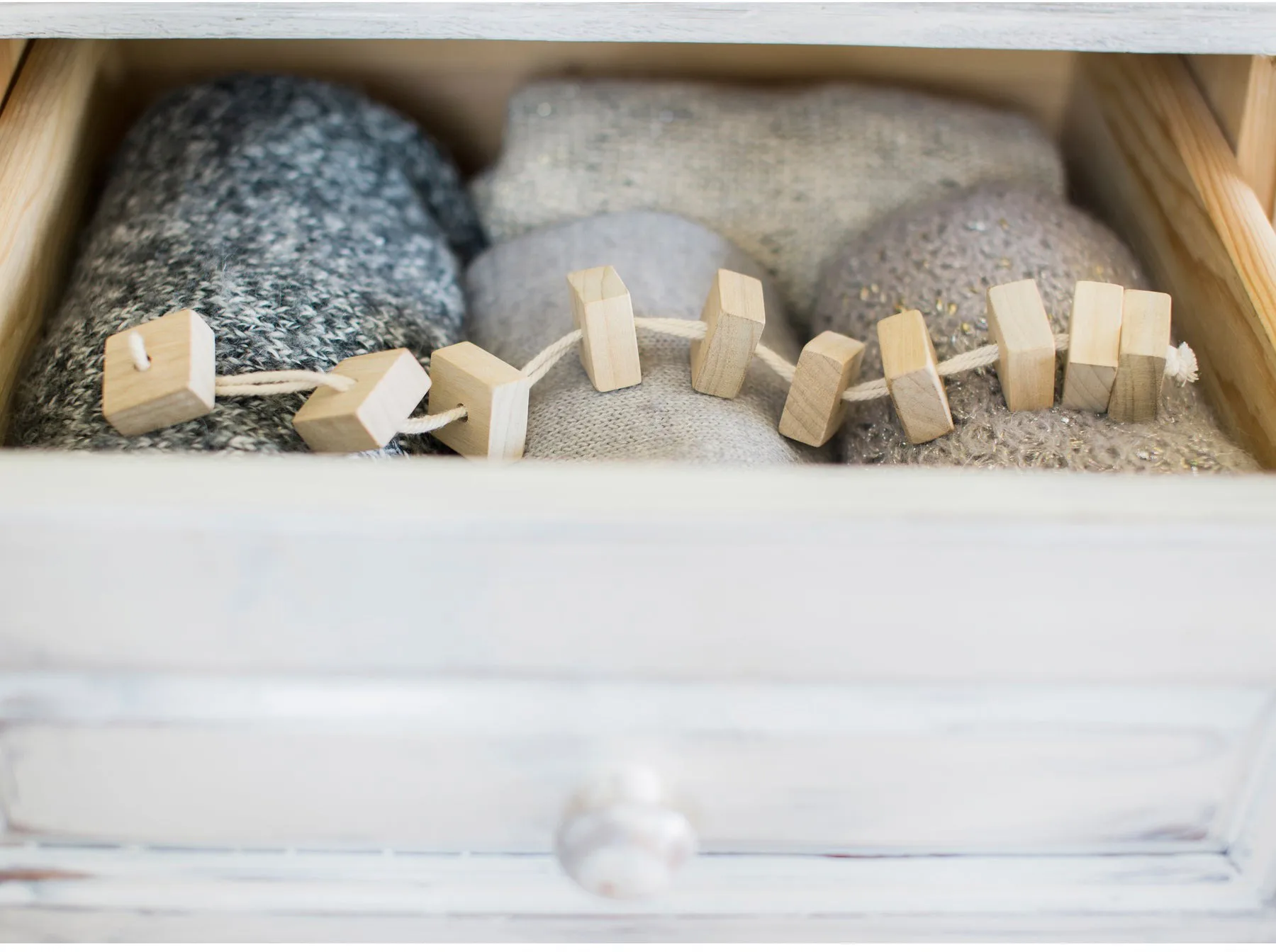 Bosign duftblok i hvidt cedertræ på snor, 10-pak Bosign