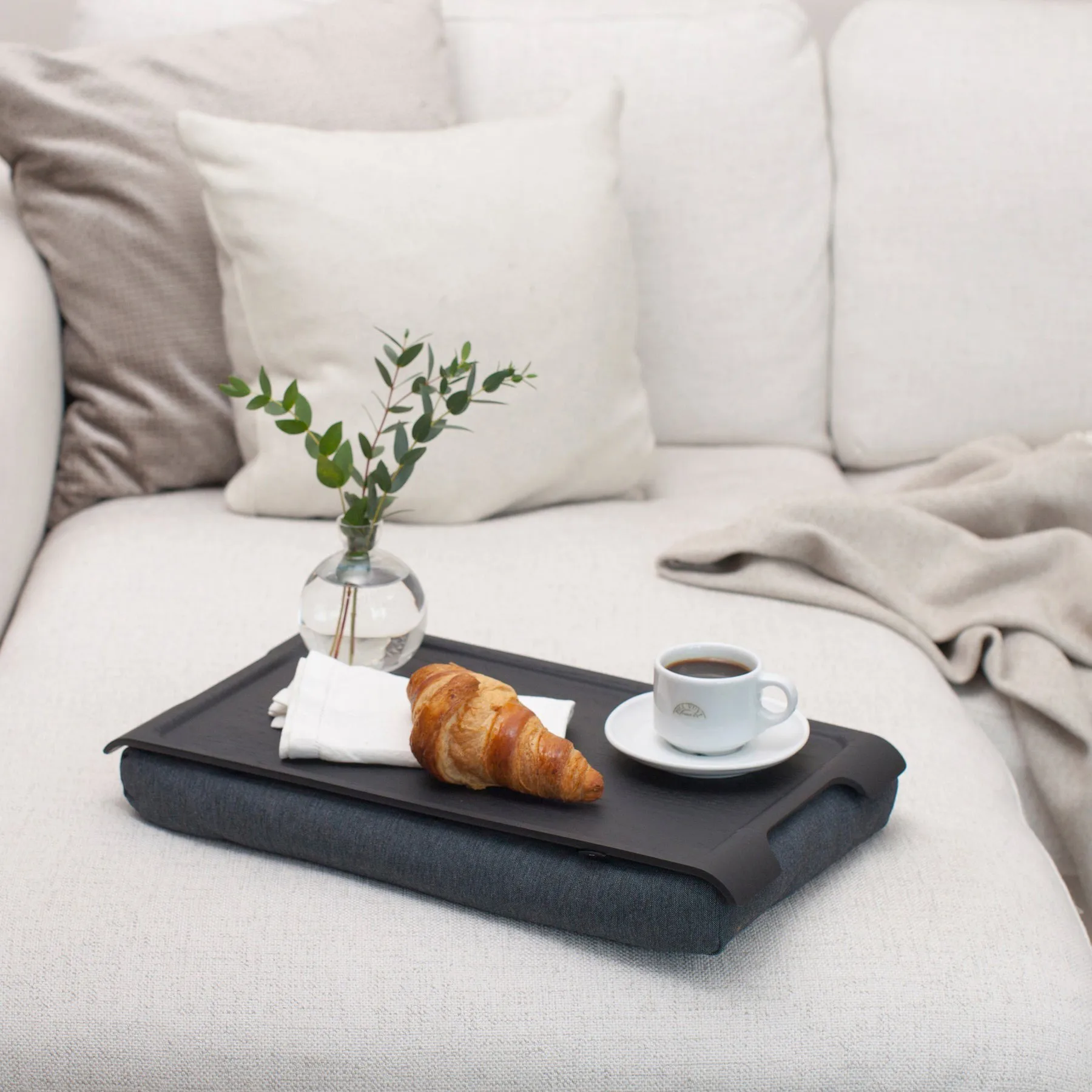 Knæbakke Laptray anti-slip 43x23 cm, Sort piletræ-grå Bosign