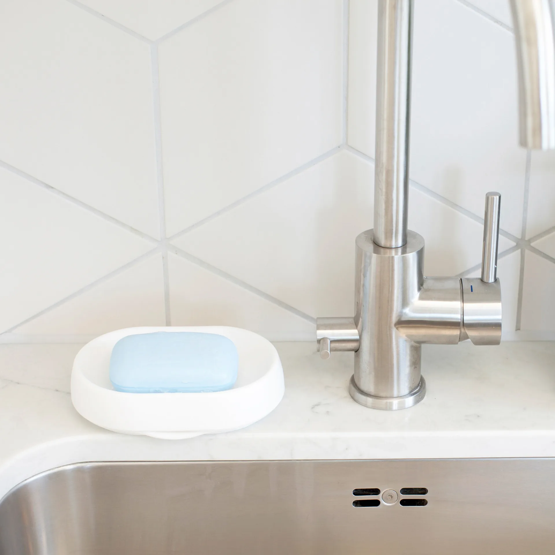 Sæbeskål med skjult afløbstud silikone large, Hvid Bosign