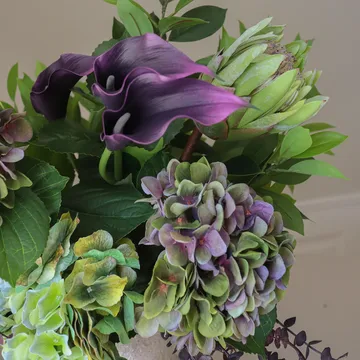 Aubergine Bloom kunstig buket - Kalla-hortensia-kongeprotea, 106 cm, 12 stk - Botané