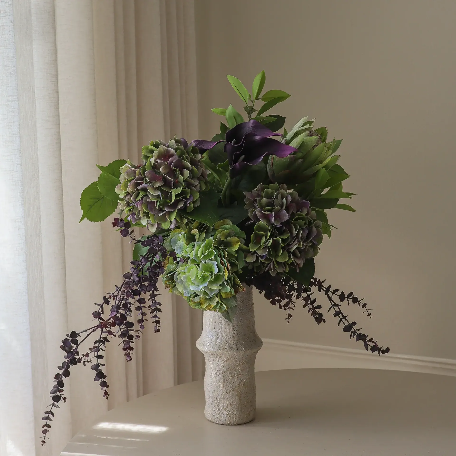 Aubergine Bloom kunstig buket, Kalla-hortensia-kongeprotea, 106 cm, 12 stk Botané