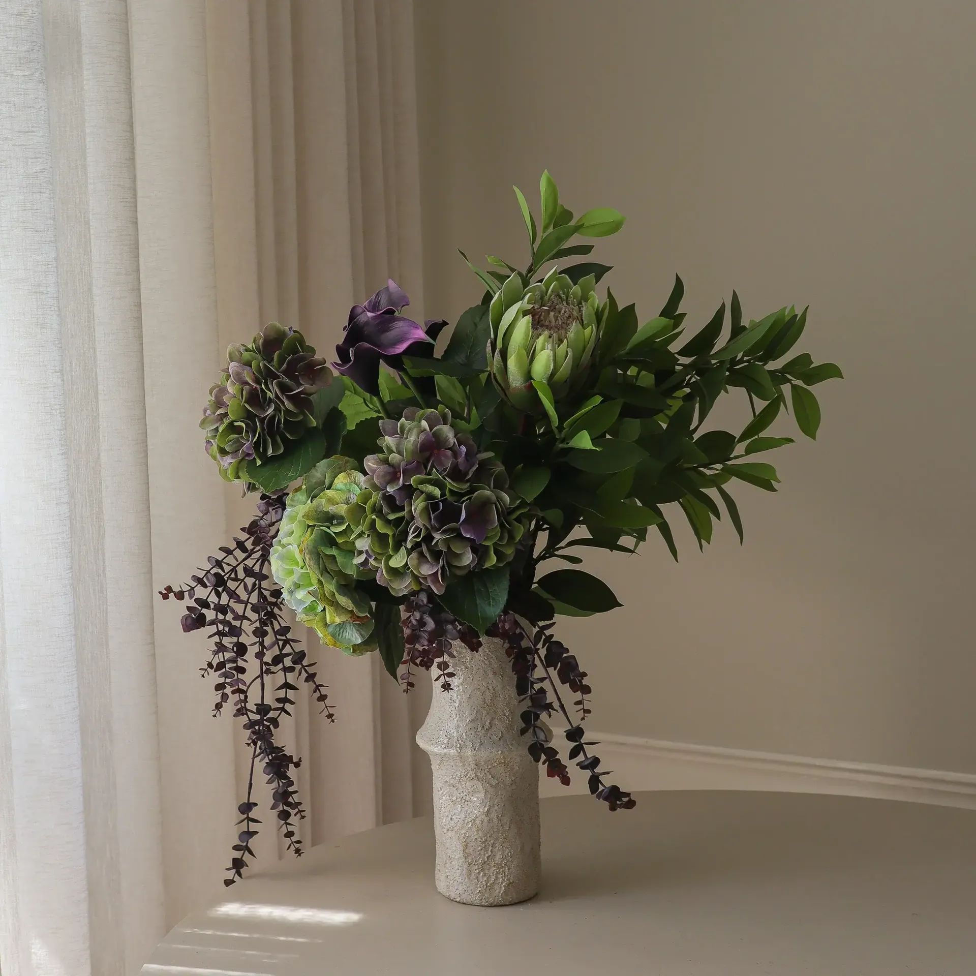 Aubergine Bloom kunstig buket, Kalla-hortensia-kongeprotea, 106 cm, 12 stk Botané