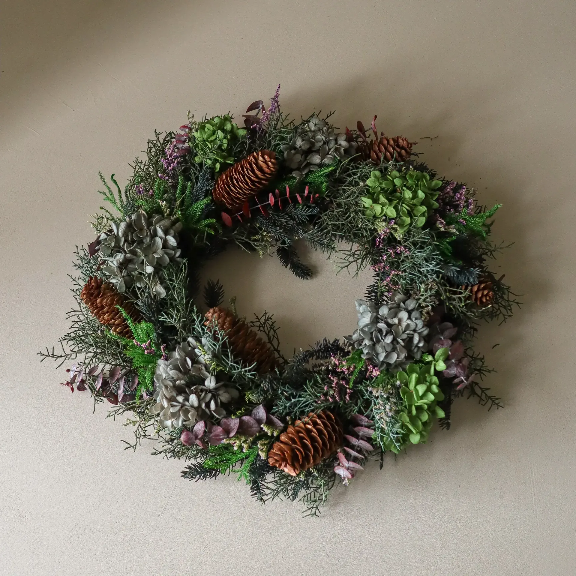 Botanical Forest Wreath blomsterkrans, Hortensia-eukalyptus-grangrene-kogler, Ø40 cm Botané