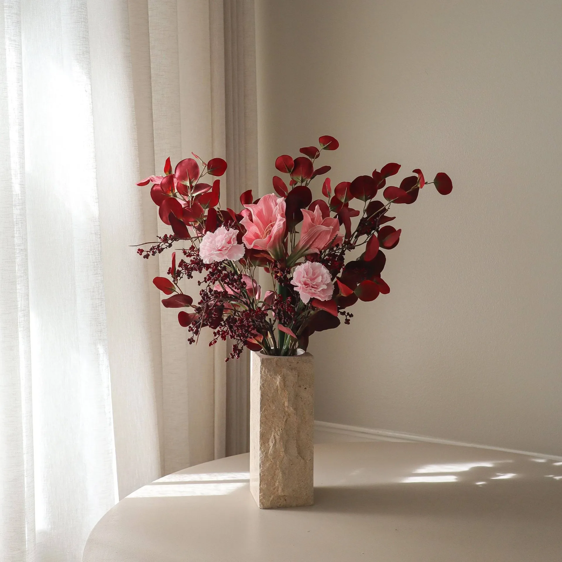 Burgundy blush kunstig buket, Amaryllis, nellike, bærgrene, eukalyptus, 84 cm Botané