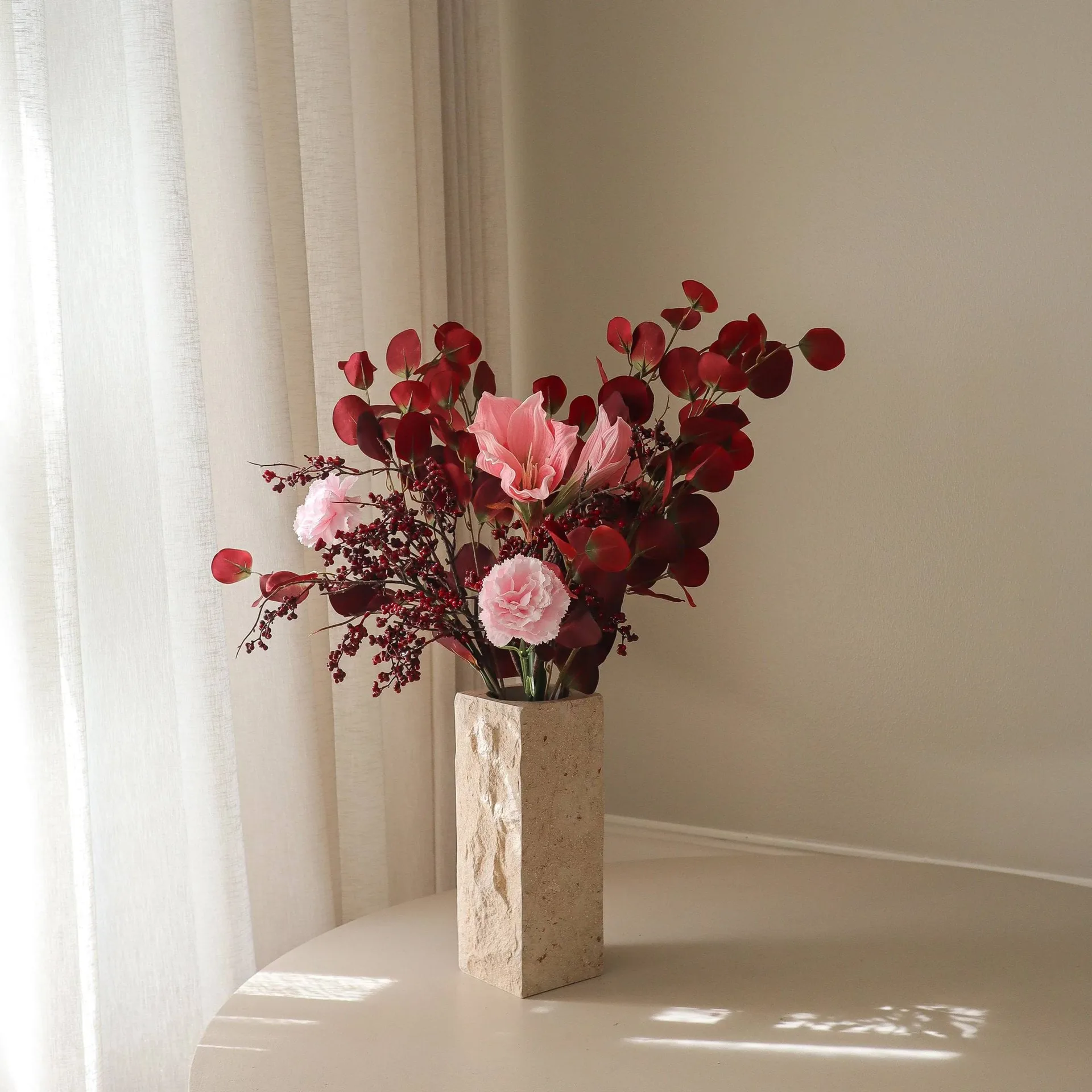 Burgundy blush kunstig buket, Amaryllis, nellike, bærgrene, eukalyptus, 84 cm Botané