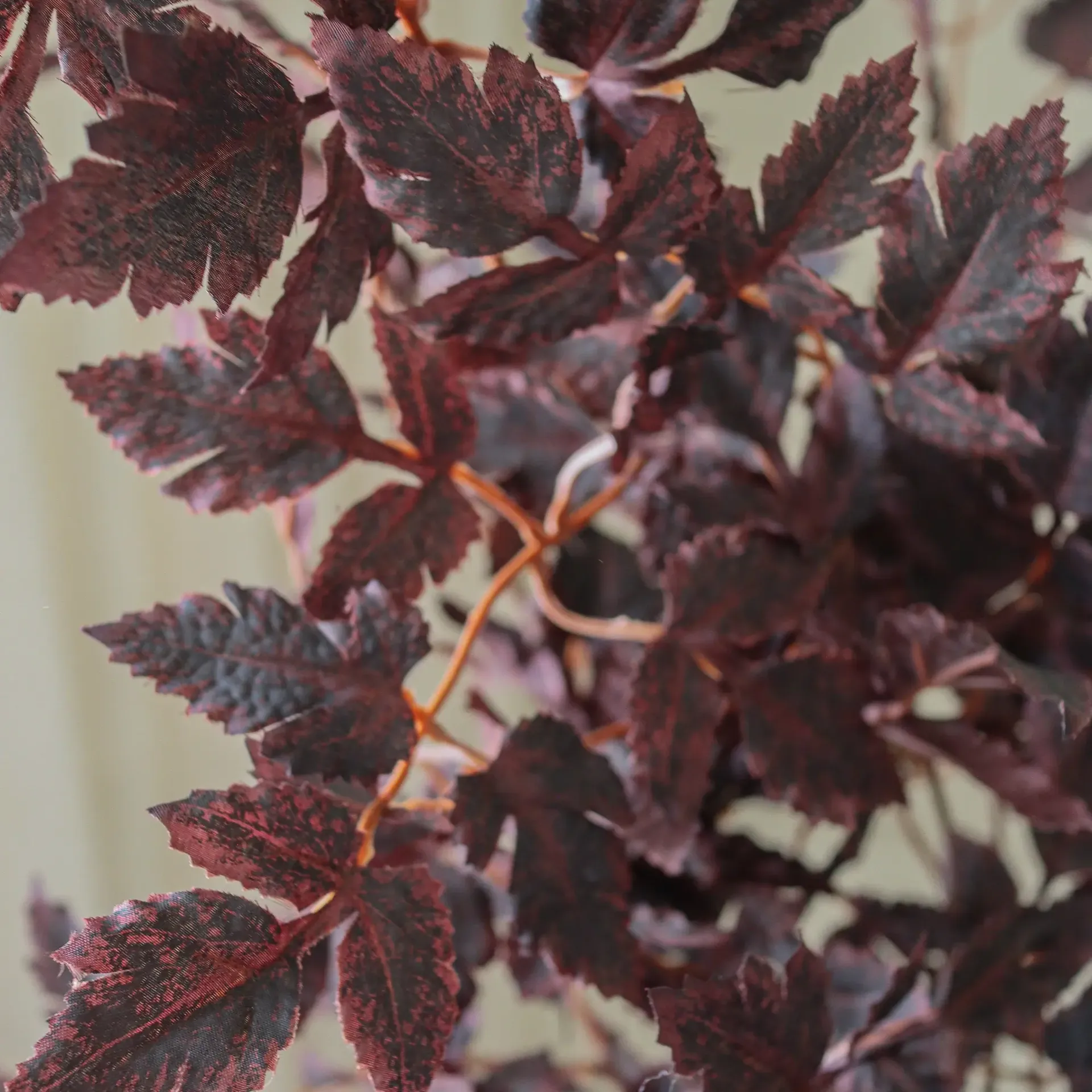 Burgundy Plum Leaves kunstig buket, Red, 85 cm, 1 stk. Botané