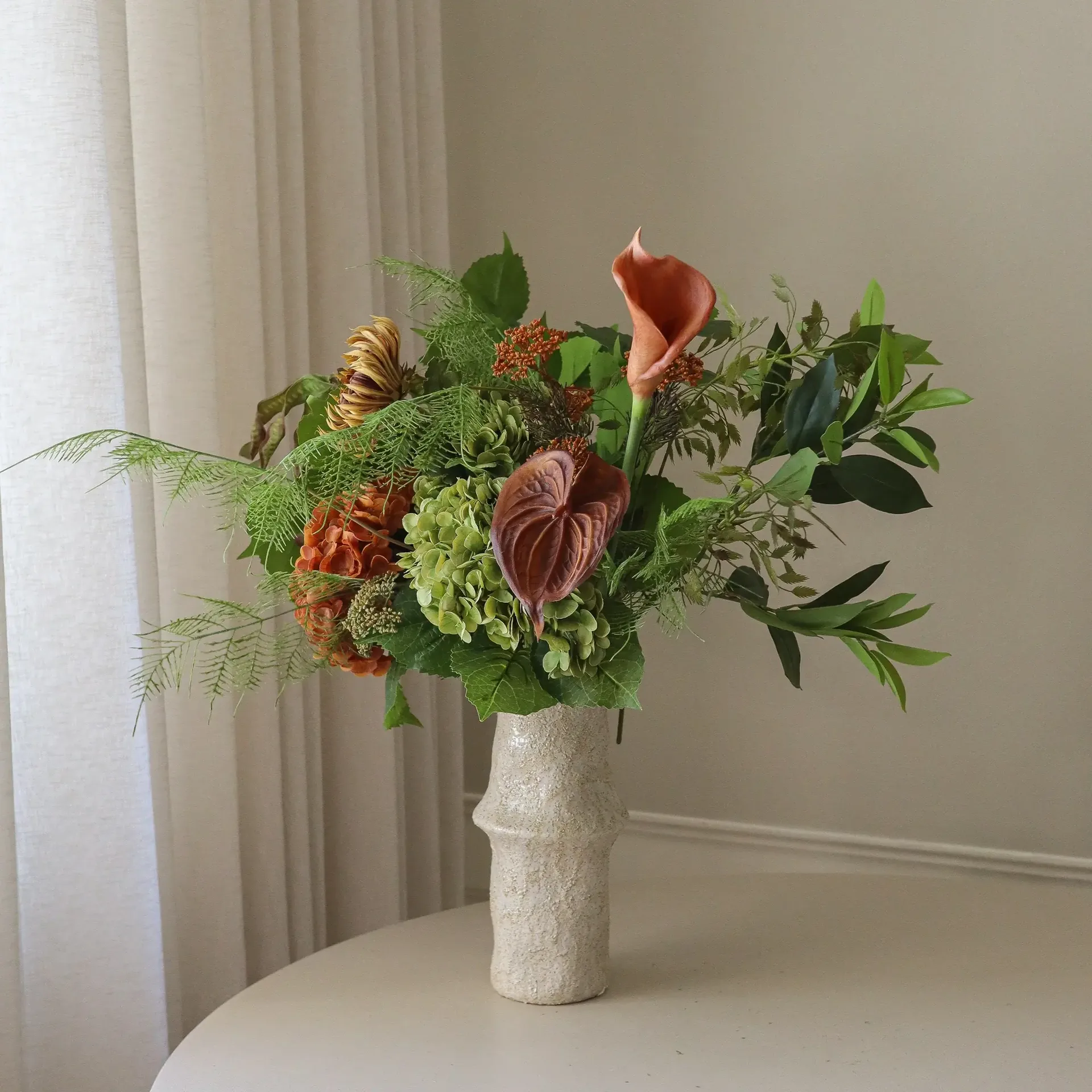 Cedar Grove kunstig buket, Hortensia-halvkaktusdahlia-kalla, 90 cm, 14 stk Botané